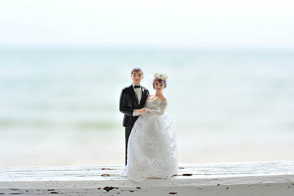 Bride & Groom cake decoration on an ocean background